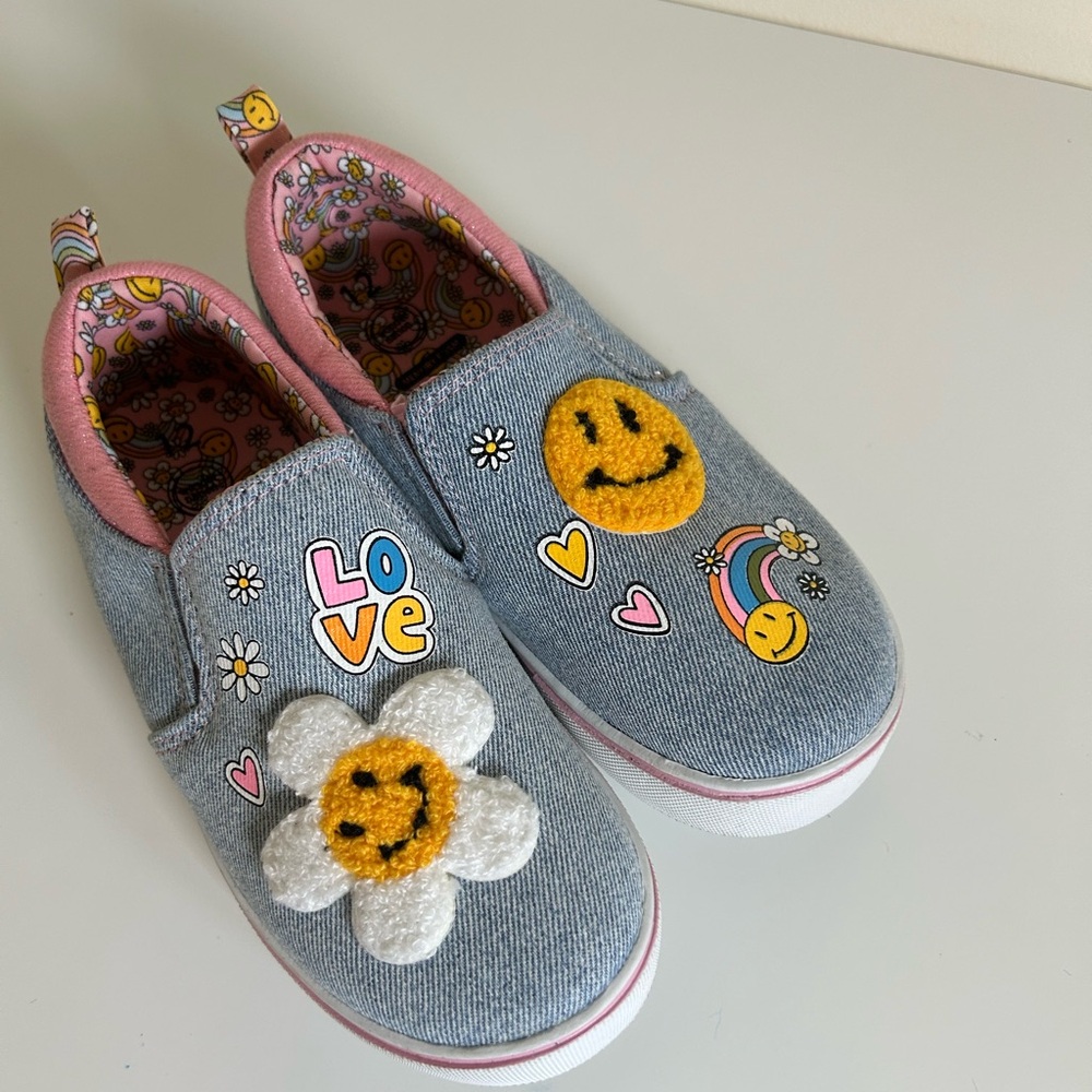 Girls slip on tennis shoe